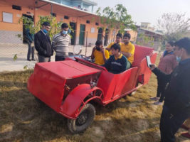 विद्यार्थीले बनाए विद्युतीय कार