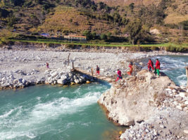 झोलुङ्गे पुल बगाएपछि साँघु तर्दै स्थानीयवासी