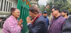 घरदैलो कार्यक्रमा हिँडेका प्रकाशमानलाई मतदाताले सोधे– मेलम्चीको पानी कहिले आउँछ ?