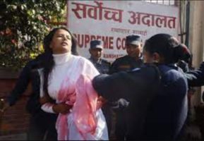 न्याय माग्न पुगेकी विनु यदाव सर्वाेच्च अदालतको गेटबाट प्रहरी नियन्त्रणमा