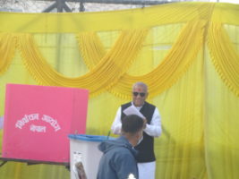 दीपक बाेहराले गरे मतदान (फाेटाे फिचर)