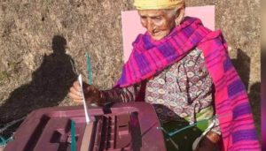 बैतडीकी ११३ वर्षीया मानमती भट्टले गरिन् मतदान