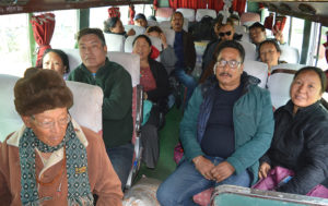 जाडो छल्न बेसी झर्ने बेला भाेट हाल्न जिल्ला भित्रिँदै मनाङी