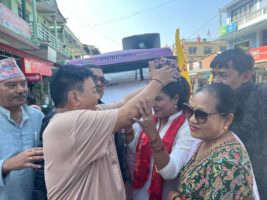 रेखा थापालाई ढाका ढोपी लगाइदिँदै मतदाताले भने- देशको शीर उँचो राख्नू