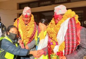 एउटै मालामा बेरिए दुई नवनिर्वाचित सांसद