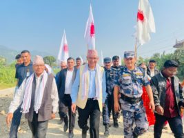 मतदातालाई विकासे योजना सुनाउँदै विष्णु पौडेल