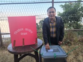 विद्युत प्राधिकरणका कार्यकारी निर्देशक घिसिङले रामेछापबाट गरे मतदान