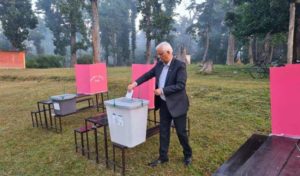 एमाले सुदूरपश्चिम इन्चार्ज भट्टले गरे मतदान