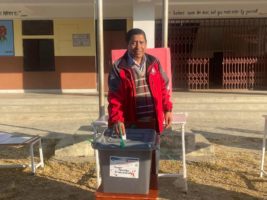 माओवादीका वरिष्ठ उपाध्यक्ष श्रेष्ठले गरे गाेरखाबाट मतदान