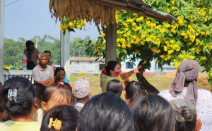 मतदातालाई रेखा थापाको प्रश्न- छोरा नातिलाई खाडी पठाएर कहिलेसम्म पार्टी बचाउने ?