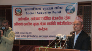 सामाजिक सुरक्षामा समेटिँदै अनौपचारिक, स्वरोजगार र विदेशिएका श्रमिक