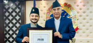 प्रधानमन्त्री देउवाले दिए ‘मेमोरी किङ’ शर्मालाई बधाई