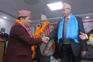 एकीकृत समाजवादीका सांसदहरूले गरे बधाई साटासाट (फाेटाेसहित)