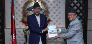 प्रधानमन्त्री देउवासमक्ष निर्वाचन परिणामसहितको प्रतिवेदन पेस