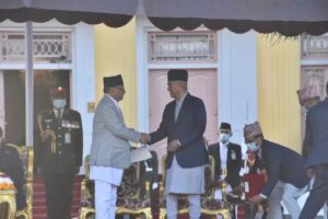 प्रचण्डलाई बधाई दिएर निस्किए देउवा