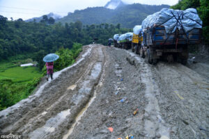 बन्चरेडाँडा जाने सडक स्तरोन्नति गरिँदै, काठमाडौंकाे फोहोर व्यवस्थापन प्रभावित हुने