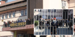 महाभियोगको प्रस्ताव निष्प्रभावी : सर्वाेच्चको गेटमा कानुन व्यवसायी धर्नामा