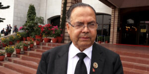 आफ्नै क्षेत्रमै हारेका झलनाथ अझै पनि पार्टीका सम्मानित नेता कसरी हुन सक्लान् ?