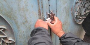 बिरगञ्जमा अनुमति नलिई सञ्चालन गरिएका तीन स्वास्थ्य संस्थामा शिलबन्दी