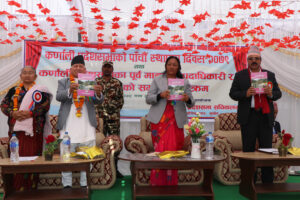 प्रदेश सचिवालयद्वारा स्मारिका विमोचन गर्दै