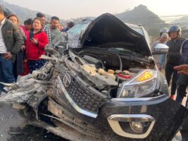 धुलिखेल अस्पतालका स्टाफ सवार बस कार ठोक्कियो