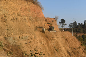 पहाड काटेर बाटो फराकिलो पारिँदै