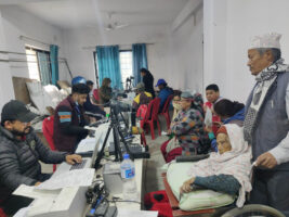 राष्ट्रिय परिचयपत्र बनाउदै १०१ वर्षीया वृद्धा