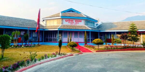 गण्डकी प्रदेशसभा बैठककक्षमा खुट्टा छिराउ नै धौधौ पर्ने टेबुल र कुर्ची