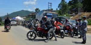 फर्पिङ नाकाबाट चल्ने सवारीसाधान सञ्चालनमा रोक
