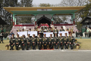 प्रकृति संरक्षण ट्रफी ग्रहणपछि प्रधानसेनापति शर्मासँग