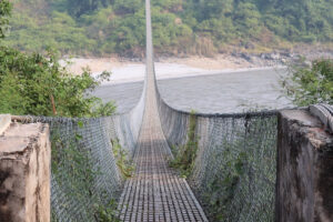 निसीखोलामा थपिँदै आठ झोलुङ्गे पुल