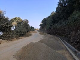 कालोपत्रेको ठेक्का लिएको ठेकेदार उपकरण उठाएर हिँड्यो