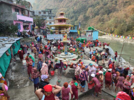 तातोपानी कुण्डमा नुहाउनेको भीड