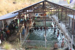 तातोपानीमा स्नान गरिँदै