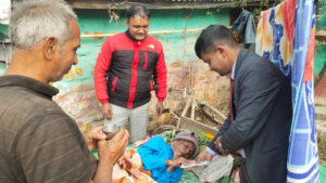 घरमै पुगेर भत्ता वितरण गर्दै जनप्रतिनिधि