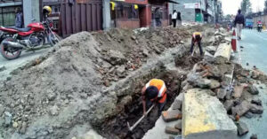 मेलम्चीको पानी वितरण गर्न पाइप विच्छाइँदै