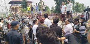 चितवनमा रास्वपाद्वारा आचारसंहिता उल्लंघन, माफी मागेपछि अवरुद्ध मतदान सुरु