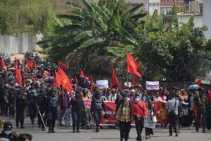 मिटरब्याजपीडितको कृषि औजारसहित प्रदर्शन, राजनीतिक दलको झण्डा प्रयोग (फोटो फिचर)