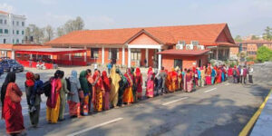 मिटरब्याज पीडितहरु प्रधानमन्त्रीलाई भेट्न पुगे बालुवाटार