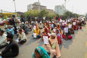 ‘प्रहरी साथी हामी फूल लिएर आउँछौँ, तिमी दमन गर्ने भूल लिएर नआऊ’