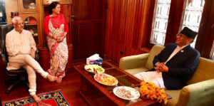 प्रधानमन्त्री प्रचण्ड पुगे एमाले सचिव भट्टलाई भेट्न