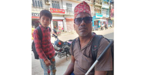 अगरबत्ती बेचेर जीविकोपार्जन गर्दै दृष्टिविहीन दम्पती