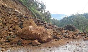 दव्ल्याङमा पहिरो : बागलुङ कुश्मीशेरा सडक अवरुद्ध