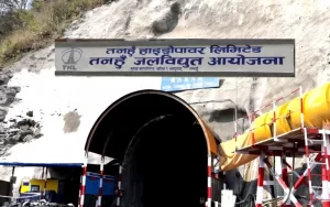 तनहुँ जलविद्युत् आयोजना : ठाडो सुरुङमा पेनस्टक पाइप जडान हुँदै