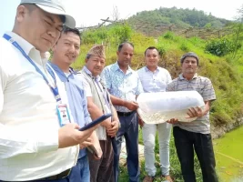 कृषकलाई माछाका भुरा वितरण