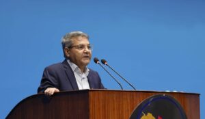 प्रधानमन्त्रीलाई गोकुल बाँस्कोटाको प्रश्‍न : तिरंगा झण्डा उठाउने कि चन्द्र सूर्य झण्डा ?