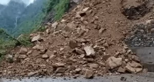 सुक्खा पहिरो खस्दा पृथ्वी राजमार्ग अवरुद्ध