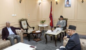 प्रमुख तीन दलका शीर्ष नेताको बैठक सुरू