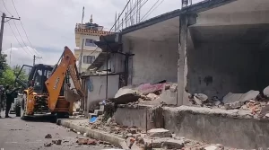 सार्वजनिक जग्गा मिचेर बनाइएका संरचना हटाइए