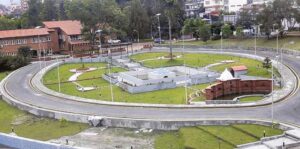 ललिता निवासको जग्गा संरक्षण गर्न तारबार लगाउदै काठमाडौं महानगर